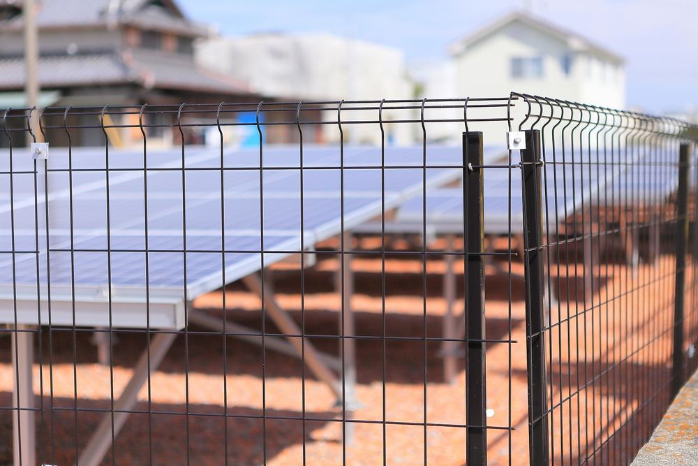 太陽光発電所のフェンス・防犯対策|設置義務の基準と、盗難・事故を防ぐポイント